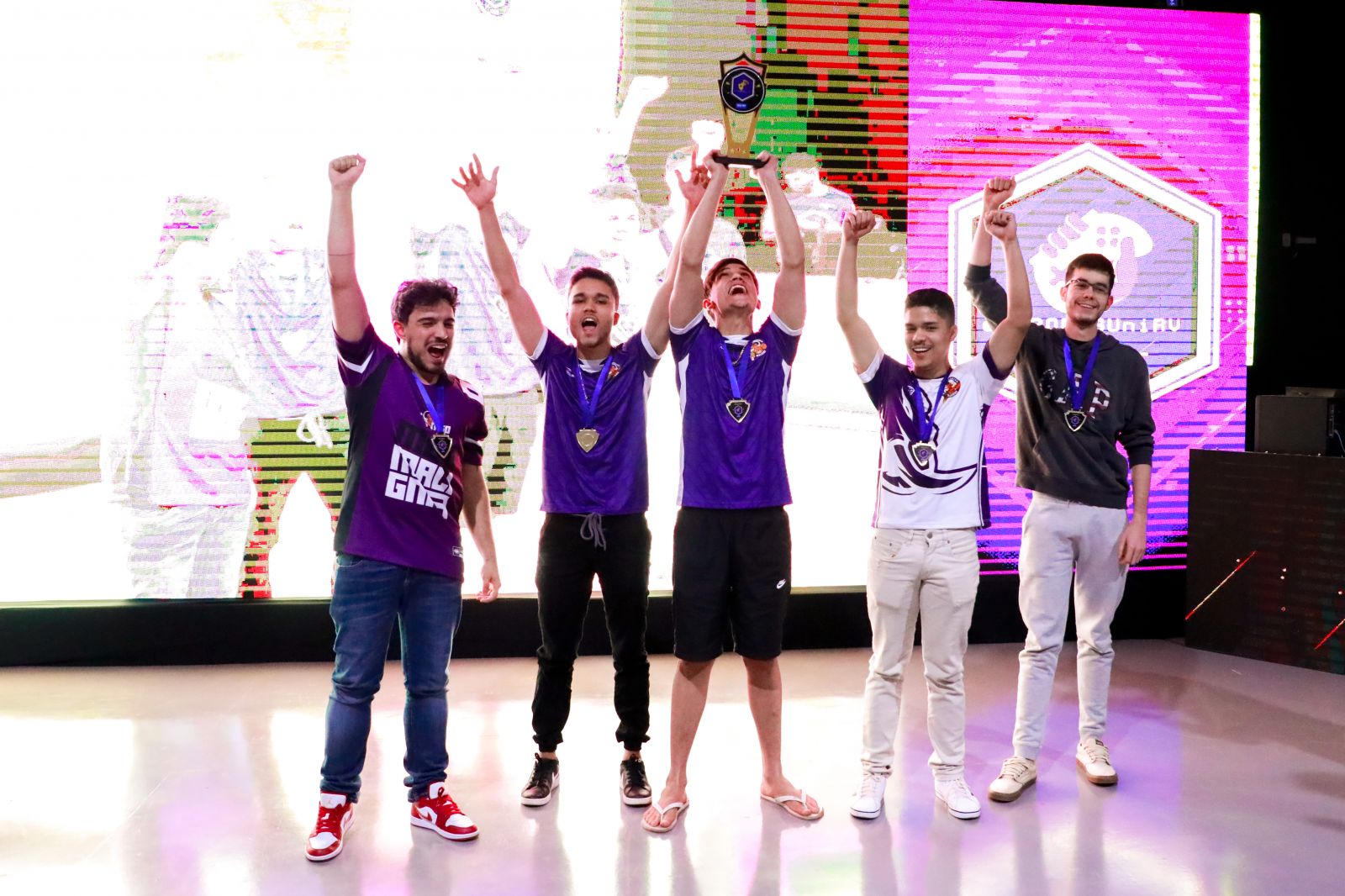 Animação da torcida e finais do FIFA, Valorant e CS-GO marcam último ...